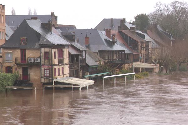 Plusieurs habitants de Montignac Lascaux sont contraints de quitter leur domicile, alors que l'eau continue de monter