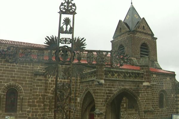 L'église Saint-Martin de Polignac est fragilisée au niveau de son porche et des pierres de taille qui le soutiennent