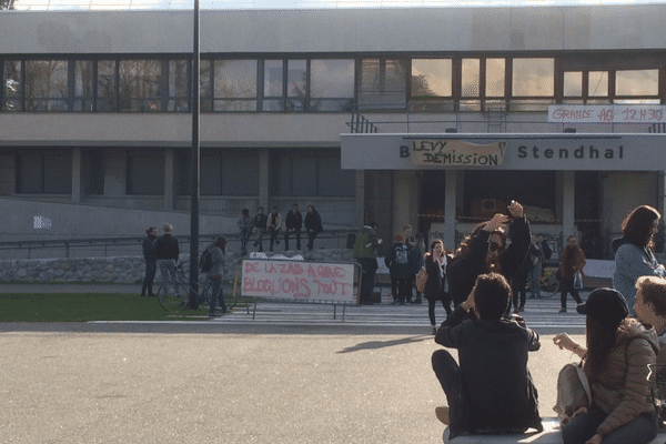 Blocus devant le bâtiment Stendhal le lundi 9 avril dernier.