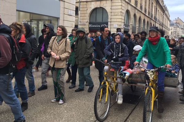 Les manifestants en soutien au quartier des Lentillères samedi 28 avril 