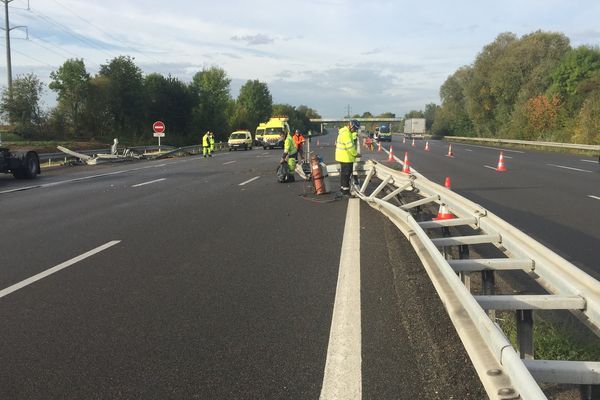 jeudi 28 septembre 2017 10h : l'autoroute A10 coupée à hauteur de Meung-sur-Loire (Loiret). Dans le sens Province-Paris. Un camion venant du sens opposé a traversé le terre-plein central.  