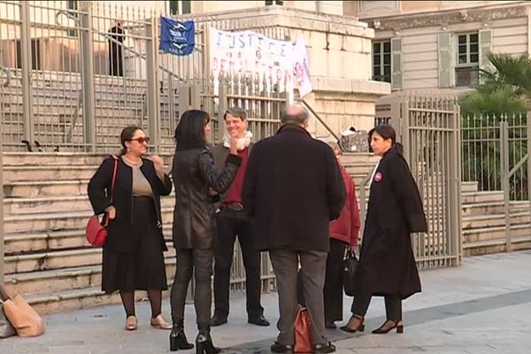 Des avocats rassemblés devant le palais de justice de Nice ce lundi matin.