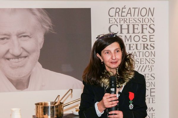 Sylvie Coquet avec la Légion d'honneur 