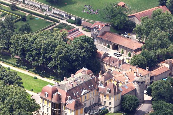 COMMUNE DE CHARBONNIERES LE CHATEAU DE LA POUPEE AU PARC DE LACROIX LAVAL