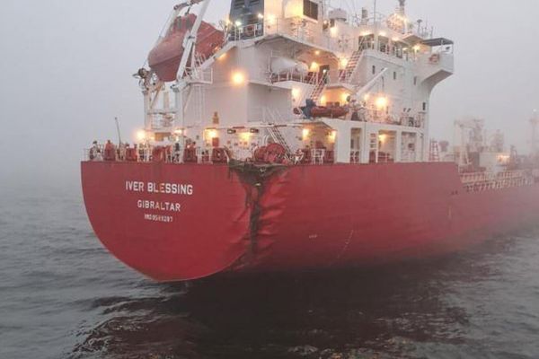 L'Iver Blessing porte les marques de sa collision avec le vraquier Olga