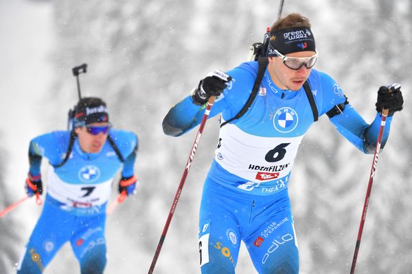 Les biathlètes français Emilien Jacquelin (au premier plan) et Quentin Fillon-Maillet ont brillé sur l'épreuve de la mass-start de la manche de coupe du monde du Grand-Bornand dimanche 19 décembre.