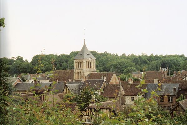 Dans l'Eure, un ciel clair à La Ferrière / Risle, ce DIMANCHE.