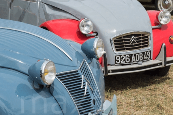 Les 2 CV vont s'abriter sous l'aile du Concorde