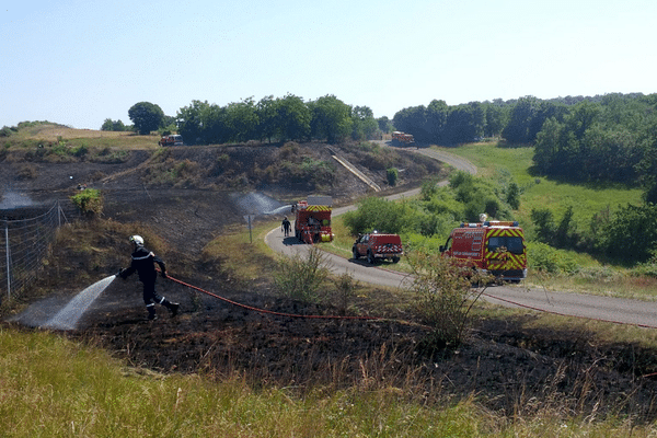 Le feu de végétation a pris le long de l'autoroute A 20. 