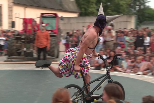 Du jeudi 27 au dimanche 30 juin 2024, sur le parvis de la cathédrale, ou au jardin de l’évêché, le festival propose une vingtaine de spectacles.