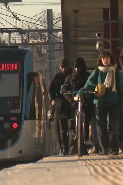 Le T12 en gare de Massy-Palaiseau