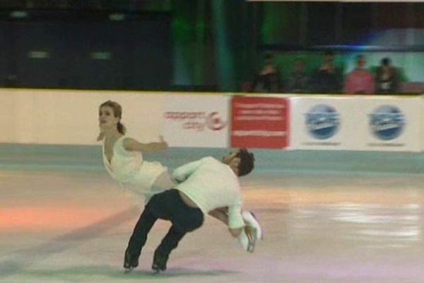 A Clermont-Ferrand, sur la patinoire de leurs débuts, Gabriella Papadakis et Guillaume Cizeron ont interprété le programme libre qui leur a permis de décrocher le titre mondial dans l'épreuve de danse sur glace le mois dernier à Shanghaï.