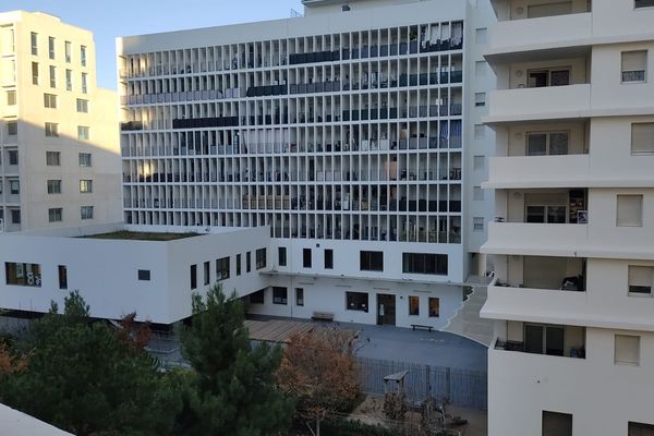 L'école André Allar, dans le 15e arrondissement de Marseille, est entourée de trois immeubles, dont certains squattés.