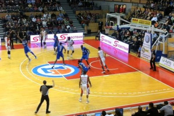 Sur leur parquet, les Chalonnais ont assumé leur statut de champion en balayant Poitiers, dernier du classement.