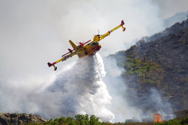 Un bombardier intervient sur le feu de Casta.