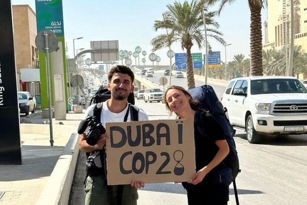 Parti vers l'Inde à pied, Johan Reboul a fait un crochet par Dubaï pour participer à la COP 28. Cet étudiant nîmois se bat pour la planète aux côtés de la jeune réalisatrice Victoria Guillomon.