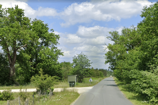 Le corps du cycliste a été retrouvé sur le bas côté de la Route Départementale 77 (illustration) sur la commune de Sabres.