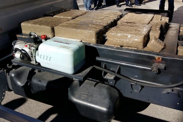 Les douaniers de Narbonne ont saisi une demi-tonne de résine de cannabis soit 464,5 kg. La marchandise se trouvait dans un camion benne, le conducteur a été placé en détention - 22 février 2017