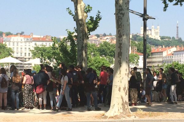 Les étudiants de Lyon 2 rassemblés ce 7 mai sur les quais du Rhône