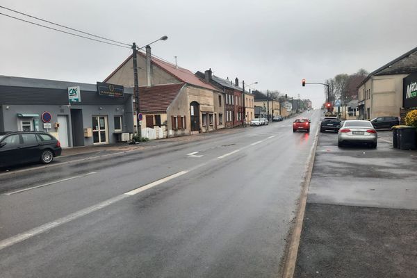 L'accident s'est produit sur le boulevard Lucien Pierquin de Warcq, le soir du samedi 16 novembre 2024. Dès le lendemain matin, date de la prise de cette photographie, il n'en restait plus de trace.