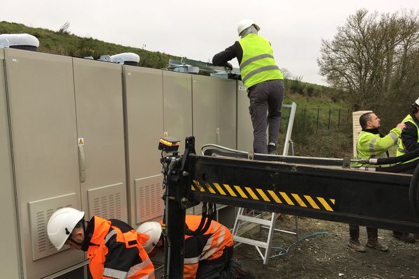 Les techniciens à pied d'oeuvre après une panne géante d’internet à Saint-Viaud en Loire-Atlantique, 31 décembre 2018