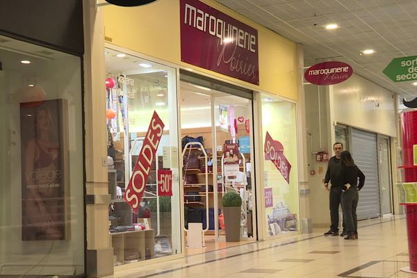 C'est le début des soldes, mais les clients ont déserté cette galerie marchande, le 8 janvier 2025, à Malemort, en Corrèze.