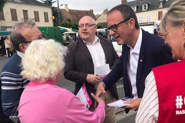 Image d'illustration: Yann Galut en campagne à la Guerche-Sur-L'Aubois le 23 mai 2017