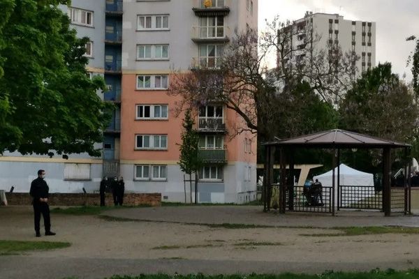 Le quartier d'Ivry-sur-Seine où une adolescente de 17 ans a été poignardée à mort le 14 mai. © Maxppp - Gérald Moruzzi
