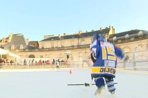 Un jeune hockeyeur des Ducs sur la patinoire éphémère de Dijon.