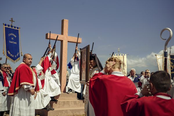 Les confrères Saint-Spyridon, nom de l’église grecque du village, portent une aube blanche et une cape rouge. À l'origine, orthodoxe, ces Hellènes avaient dû adopter la religion catholique en échange du droit de pouvoir rester sur place. Le rite byzantin, lui, a néanmoins perduré au fil des générations.
Cargese, Corse du Sud, le 17 avril 2022.