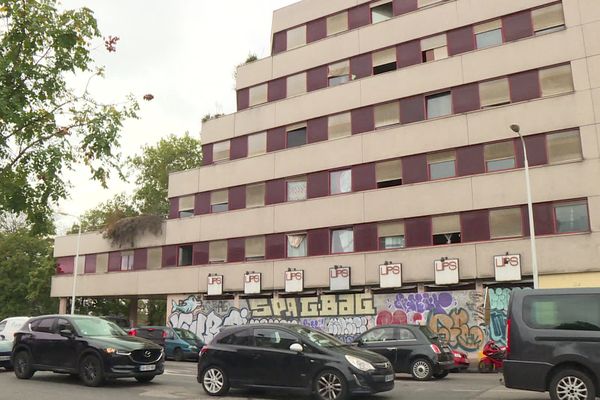 L'immeuble abrite des personnes seules et des familles depuis deux ans, dans le quartier de Gerland, à Lyon 7e.