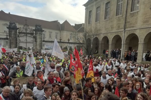 Lons-le-Saunier (Jura) : beaucoup de personnes pour soutenir le SMUR 2 menacé de suppression