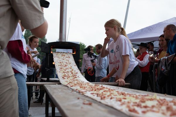 De nombreux étudiants de l'école de communication se sont mobilisés pour réaliser et cuire l'immense tarte flambée, longue de près de 40 mètres