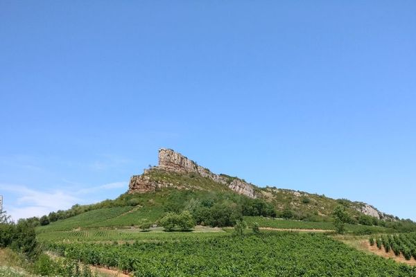 La Roche de Solutré en Saône-et-Loire, qui domine les vignobles de Pouilly-Fuissé.