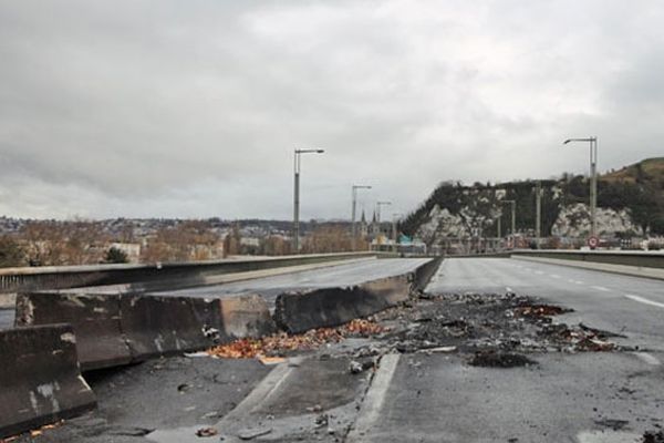 Les dégâts sur le pont Mathilde après l'accident du 29 octobre 2012