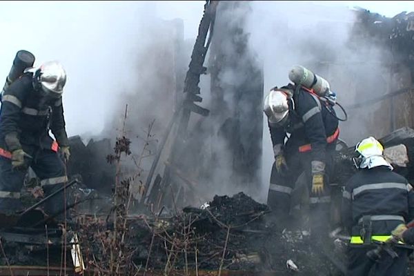 C'est au terme de plusieurs heures de déblaiement que les pompiers ont retrouvé le corps sans vie de la propriétaire du chalet