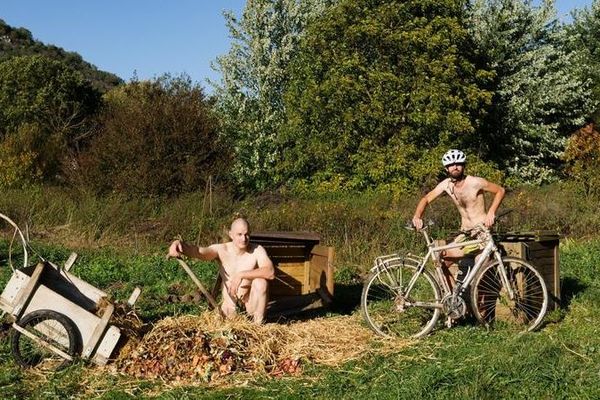 Romain et Jérôme se sont mis à nu pour encourager les donateurs à habiller leur projet