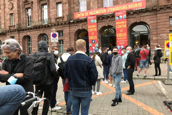 Le centre de la Bourse, à Strasbourg, n'a jamais arrêté d'accueillir les personnes souhaitant se faire vacciner.