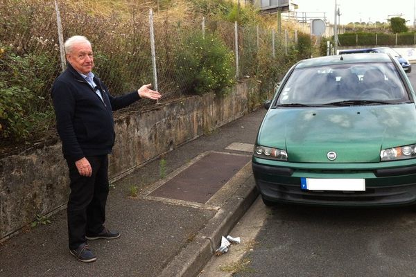 A Montluçon dans l'Allier, ce garagiste doit faire face à la colère de ses voisins. Il gare certaines de ses voitures dans la rue, des stationnements qui ne gênent personne selon lui. 