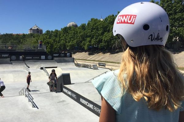 Daniella, 10 ans, s'apprête à participer aux qualifications féminines de skateboard.