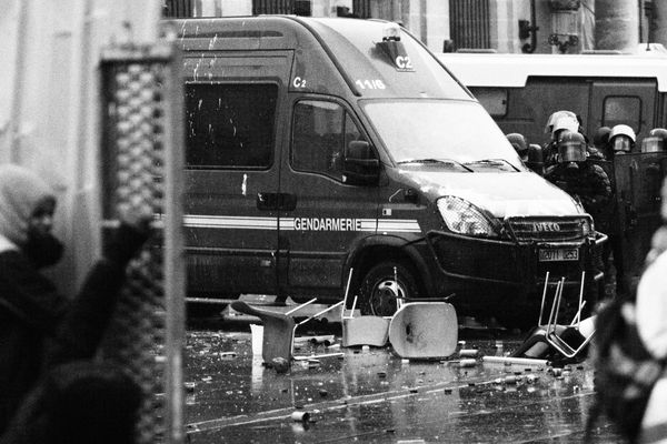 Place Pey Berland les gendarmes face à des manifestants, tirs de lacrymogènes à plusieurs reprises.