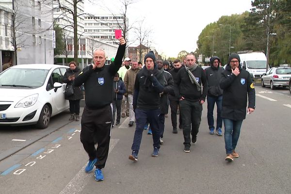 Les arbitres ont manifester entre le siège du District des Flandres et celui de la Ligue des Hauts-de-France.