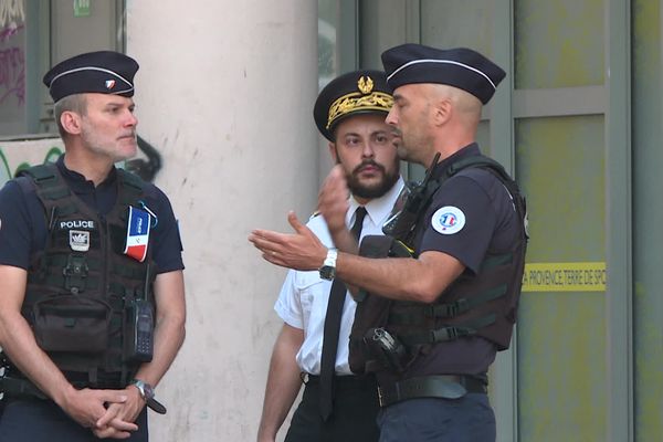 Mercredi 4 octobre : des policiers en faction devant la faculté Colbert, tandis que le doyen menace de fermer les portes de l'université pour cause d'insécurité.