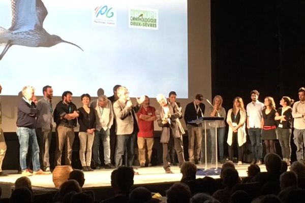 Sur scène, le jury du 32e Festival du Film animalier de Ménigoute, présidé par le réalisateur Jacques Malaterre.