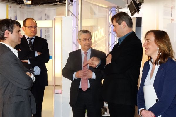 Les principaux candidats de la Loire autour de Laurent Mazurier,rédacteur en chef de France 3 Rhône Alpes .De gauche à droite ,Marc Petit (Front de gauche),  Jean Claude Tissot (PS), Bernard Bonne (UMP/UPL) et  Sophie Robert (Front National)      