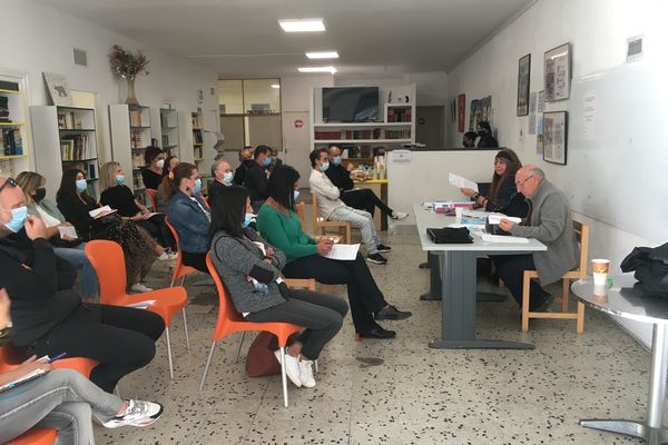 La conférence s'est déroulée en présence d'une trentaine de personnes.