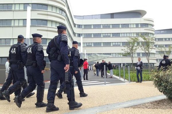 Cordon de CRS à l'hôpital de Lorient