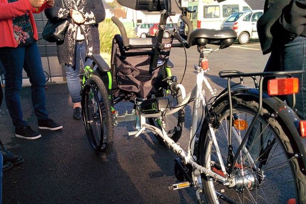 Sur un vélo-pousseur, la roue avant est remplacée par un fauteuil roulant. 