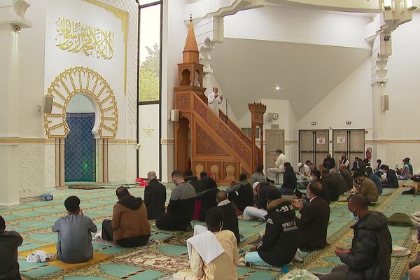 Les fidèles dans la salle de prière de la Grande Mosquée de Lyon pour l'Aïd el-Fitr, qui marque la fin du Ramadan.