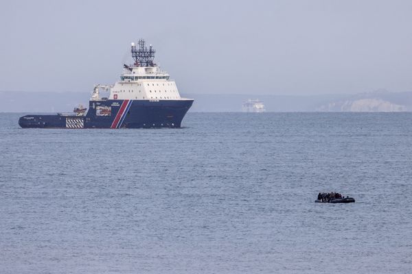 Image d'illustration d'une embarcation de fortune surchargée dans le détroit du Pas-de-Calais, en novembre 2023.